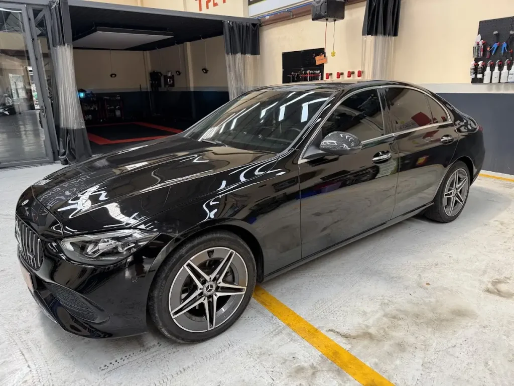 Dự án đánh bóng, vệ sinh xe và hiệu chỉnh sơn cho xe Mercedes benz (2) Dự án đánh bóng, vệ sinh xe và hiệu chỉnh sơn cho xe Mercedes benz (2)