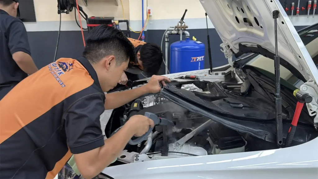 Dự án vệ sinh khoang máy cho xe Toyota
