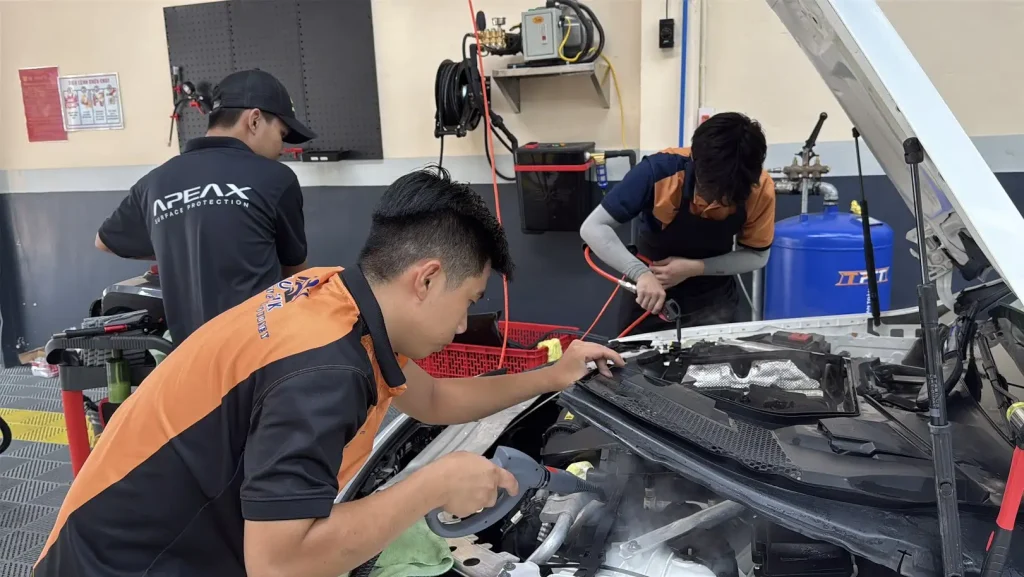 Dịch vụ vệ sinh khoang máy cho xe Toyota (2)