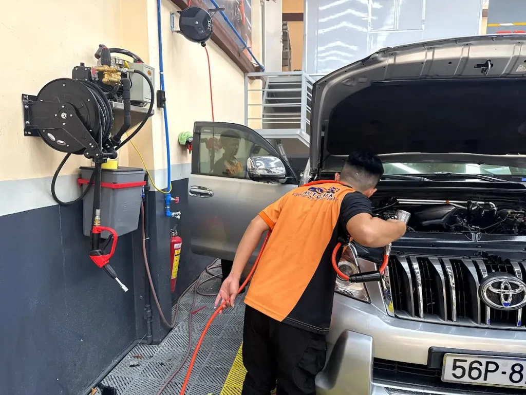 Dự án vệ sinh khoang máy cho xe Toyota (4) Dự án vệ sinh khoang máy cho xe Toyota (4)