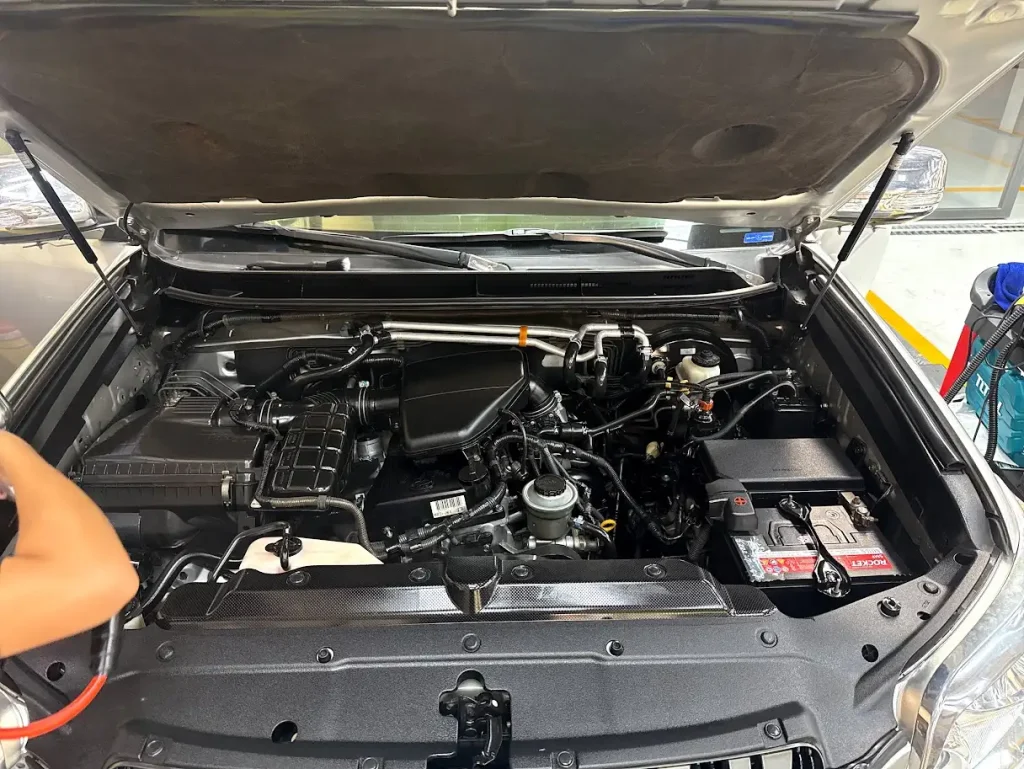 Dự án vệ sinh khoang máy cho xe Toyota (5) Dự án vệ sinh khoang máy cho xe Toyota (5)