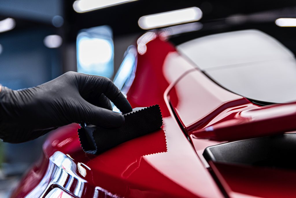 phu ceramic va phu graphene 4.jpg Application of ceramic coating in car detailing studio or car wash.