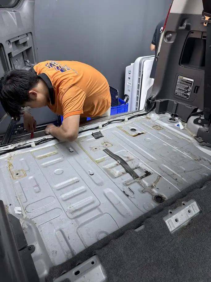 Dịch vụ làm sạch cốp sau xe ô tô