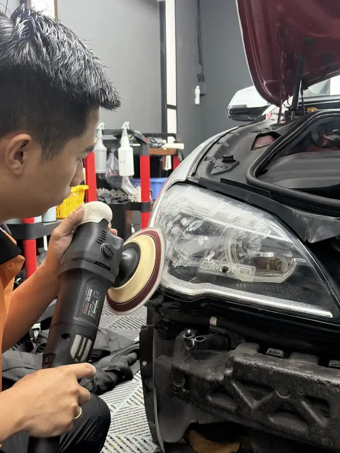 danh bong den pha xe o to
