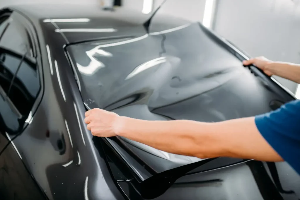 male specialist with car tinting film hands installation process tinted auto glass installing procedure dán phim cách nhiệt