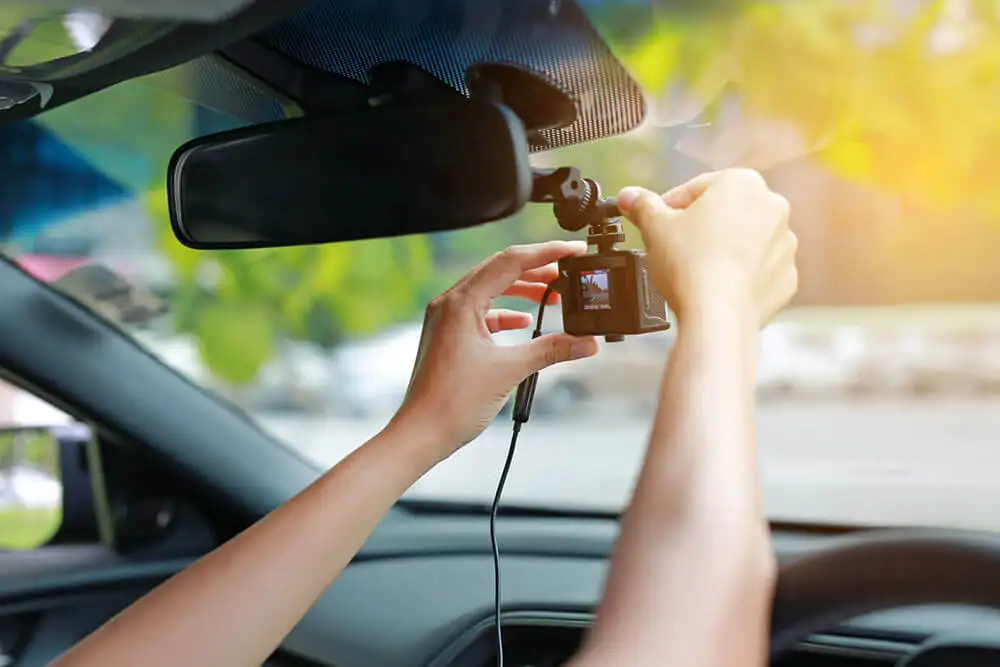 BLOG 08 15 19 What you need to know before installing a dash cam@2x 1000px Vì sao nên lắp camera hành trình Vietmap