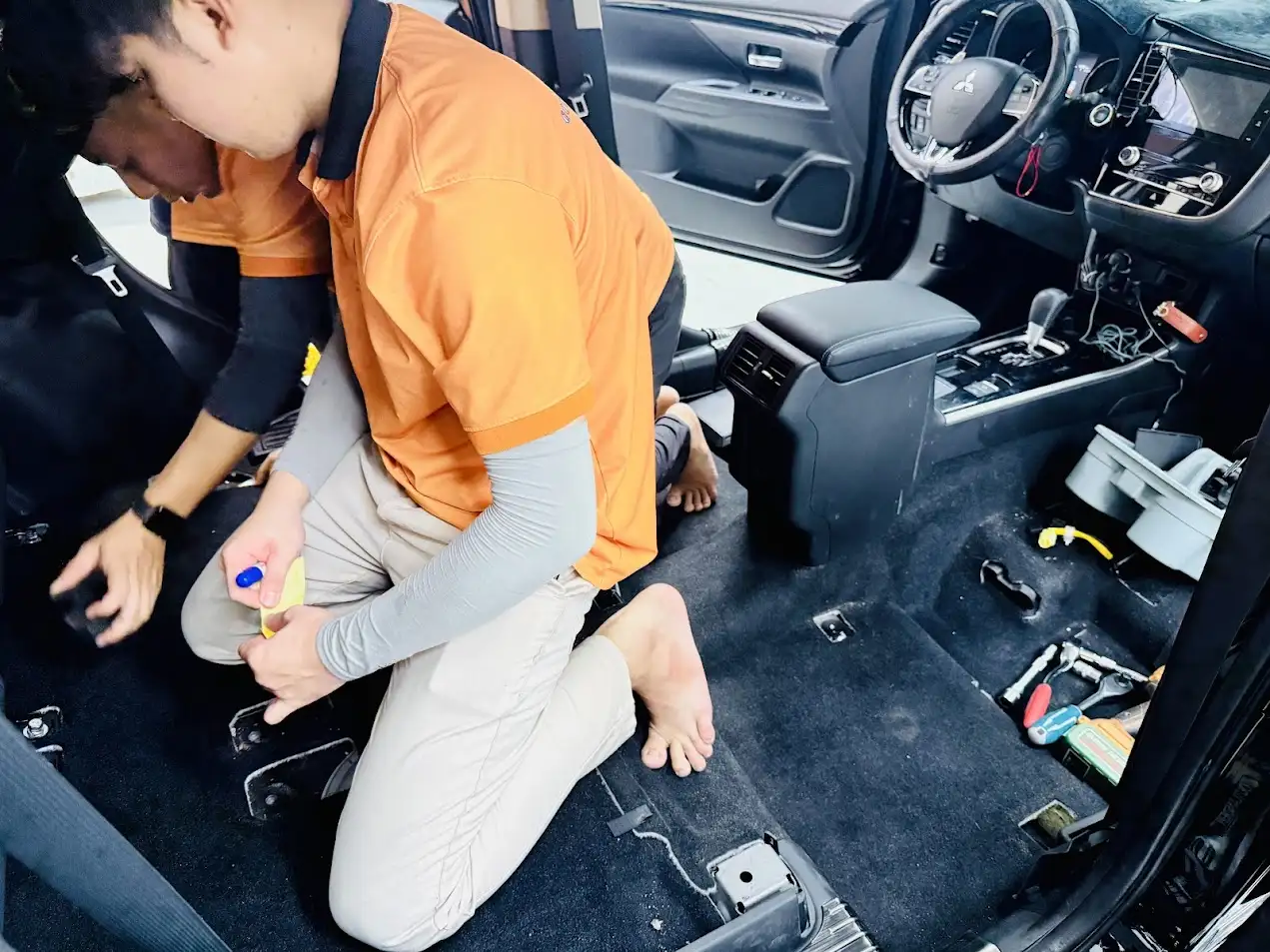Nhân viên Autolink Việt Nam đang lắp đặt cho khách tại nhà Nhân viên Autolink Việt Nam đang lắp đặt phụ kiện ô tô cho khách tại nhà