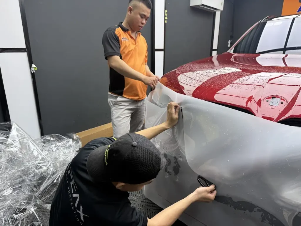 Nhân viên Autolink đang dán PPF cho xe BMW