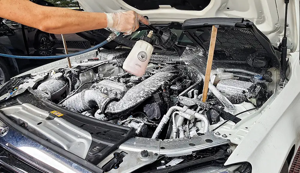 Vệ sinh và phủ sơn khoang động cơ