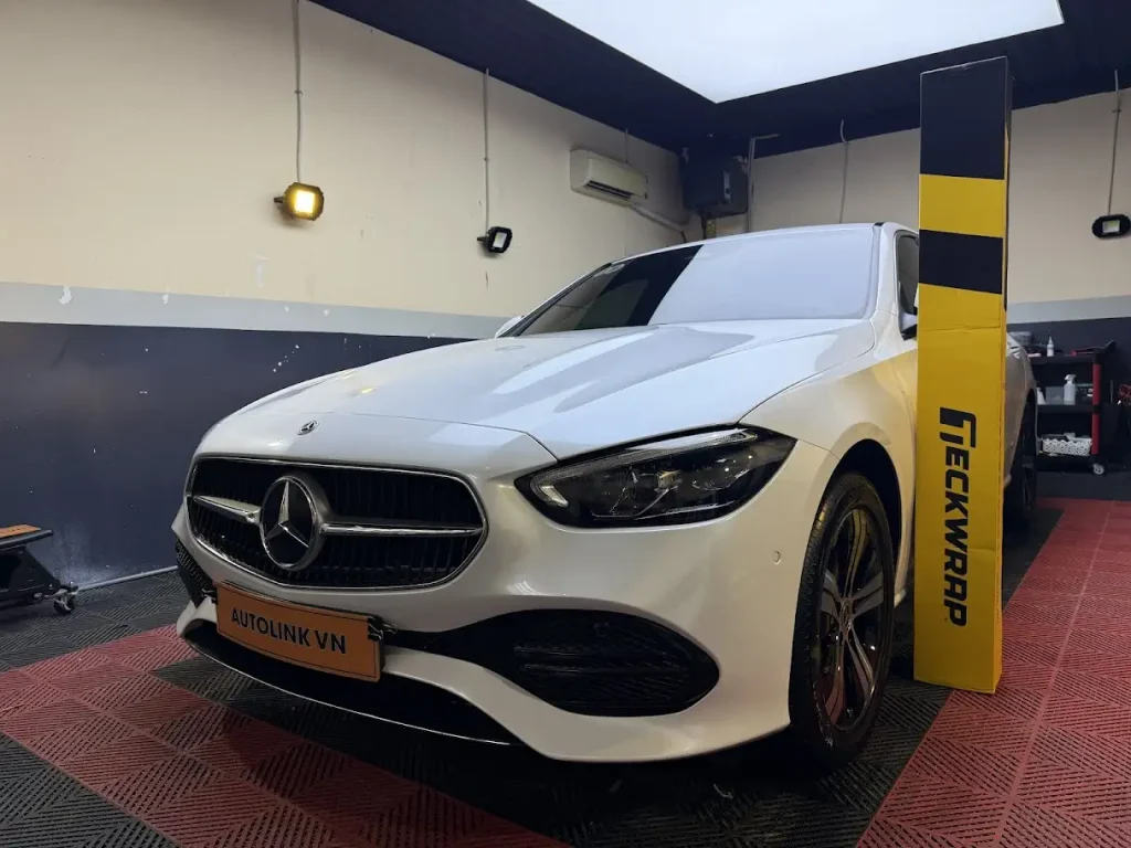 Dán wrap đổi màu trắng ngọc cho xe Mercedes C200