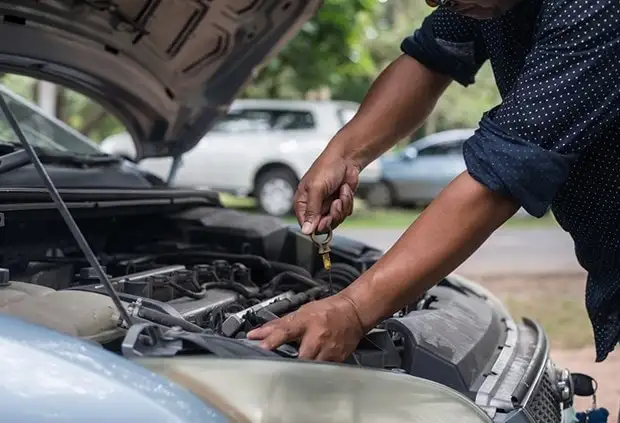 Kiểm tra dầu động cơ và dầu hộp số