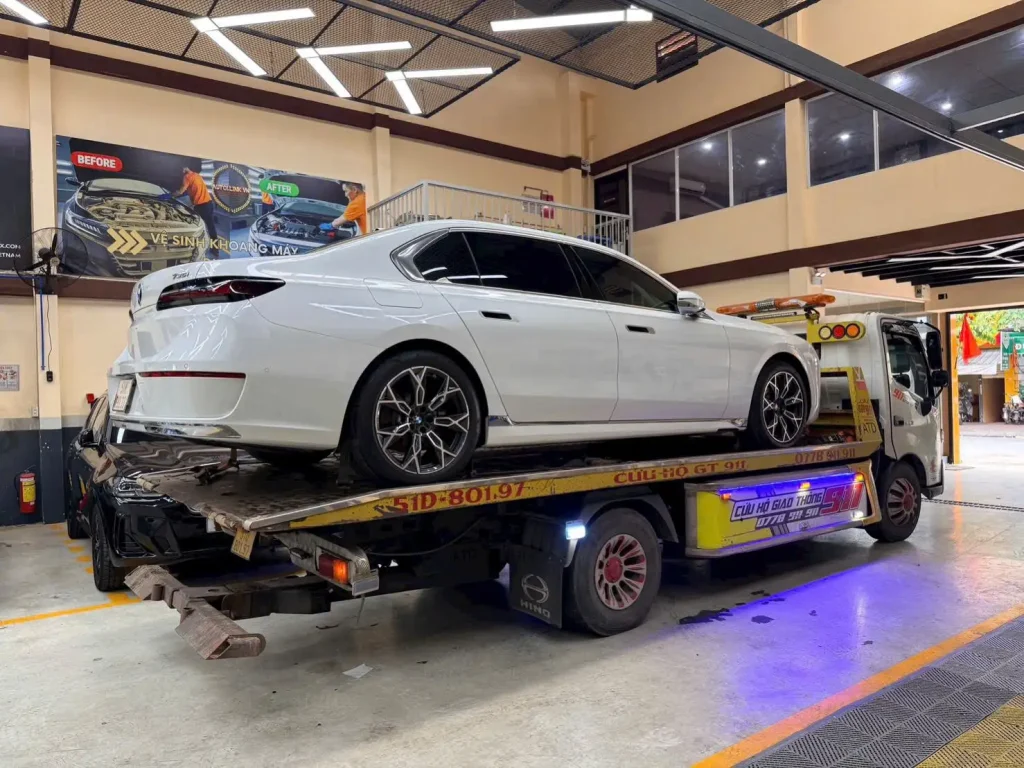 Dịch vụ dán phim cách nhiệt và bàn giao xe tận nhà