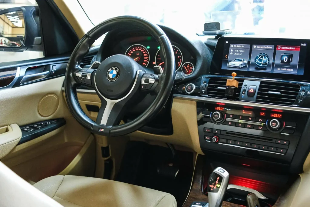 Lắp đặt màn hình ô tô tại Autolink