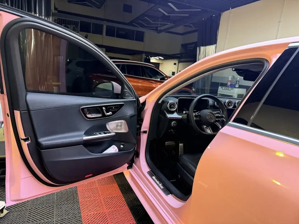 Dán wrap đổi màu hồng cho sườn xe Mercedes E200