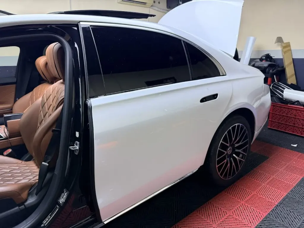 Dán phim đổi màu trắng cho sườn xe Mercedes S450