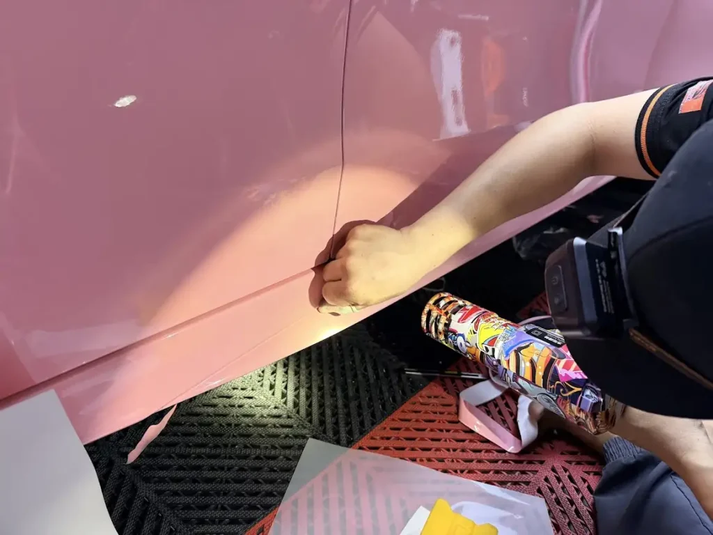 Dán wrap đổi màu hồng cho xe mercedes