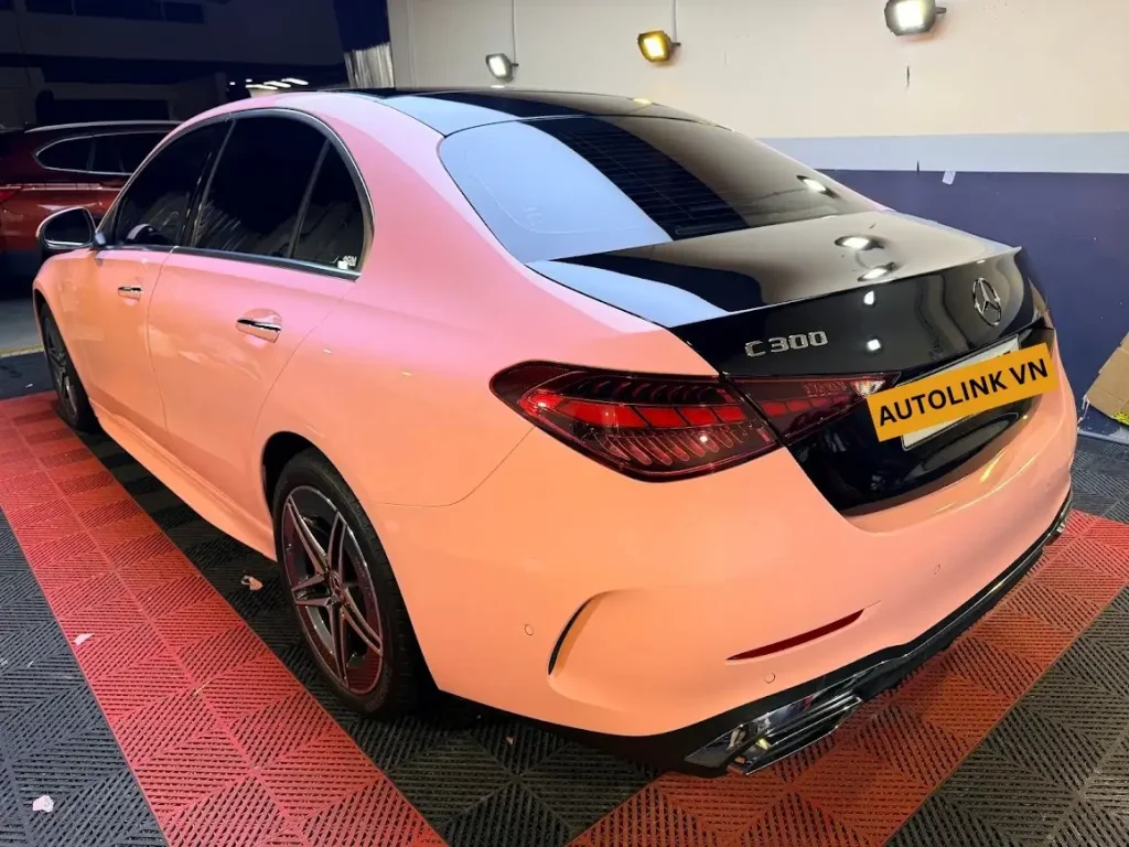 Dán wrap đổi màu hồng đuôi xe Mercedes E200