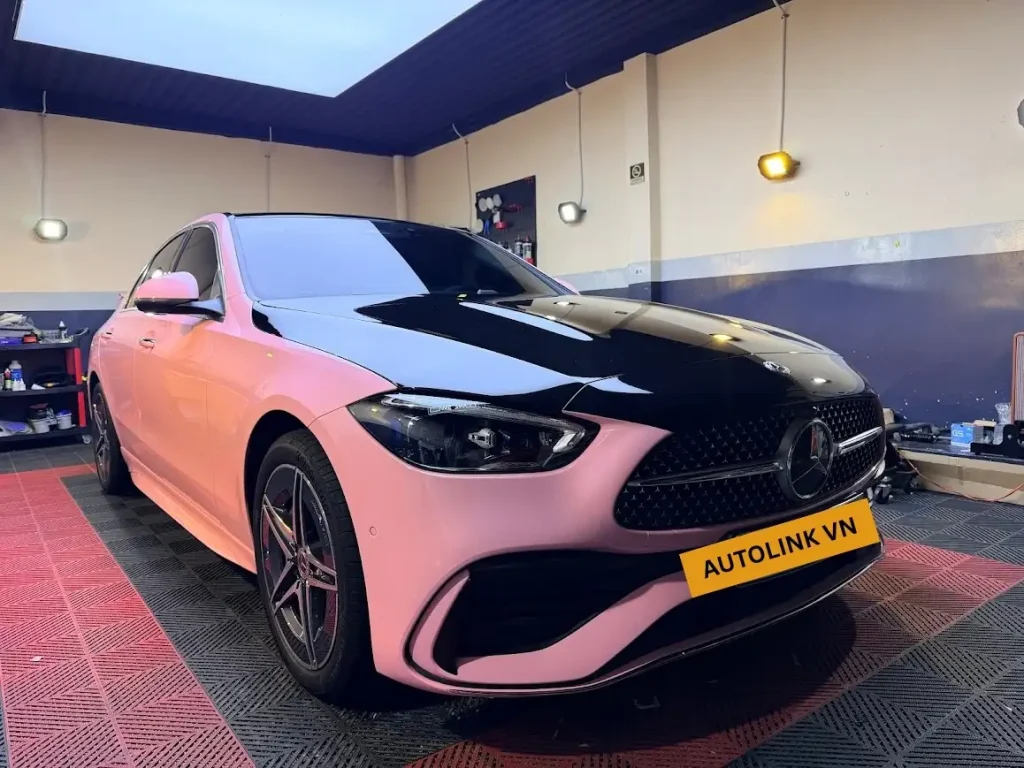 Dán wrap đổi màu hồng sườn trước xe Mercedes E200