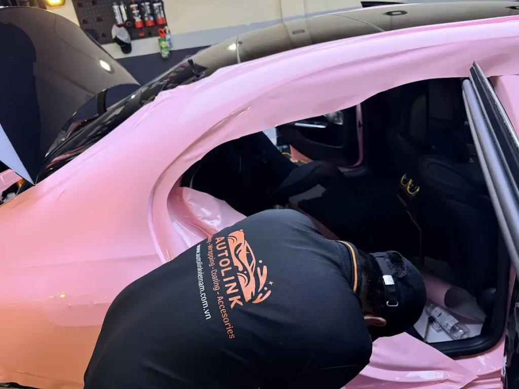 Dán wrap màu hồng cho xe Mercedes E200