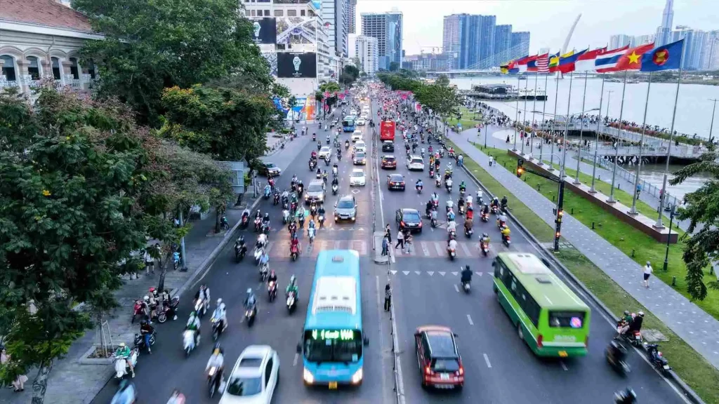 Dịch vụ dán phim cách nhiệt cho khách hàng tại quận 1