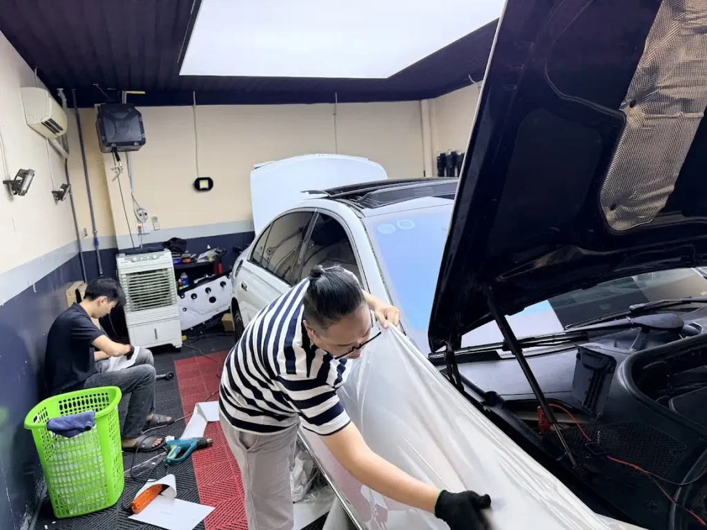 Quá trình thi công dán phim đổi màu cho xe Mercedes S450