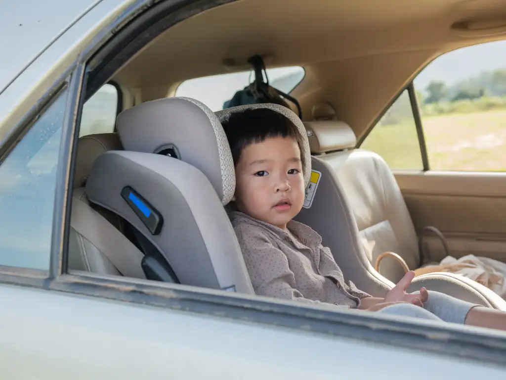 Những quy định và luật khi chở trẻ em khi tham gia ô tô