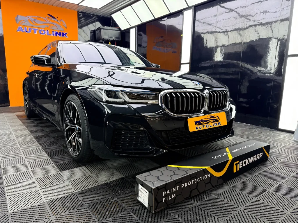 Kỹ thuật viên Autolink bàn giao xe BMW 520i dán PPF Teckwrap G75