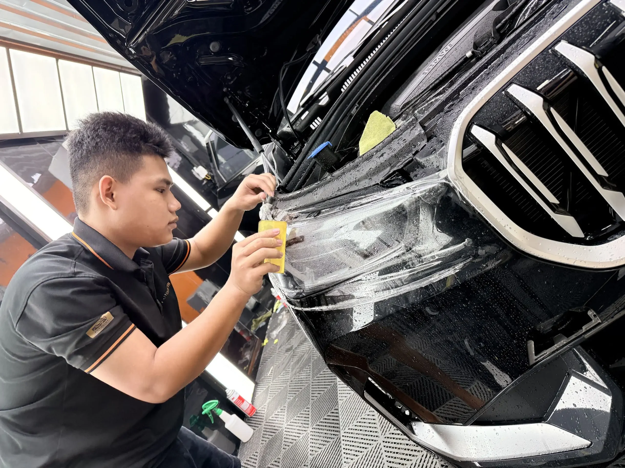 Kỹ thuật viên Autolink dán PPF đèn pha xe BMW X1 Kỹ thuật viên Autolink dán PPF đèn pha xe BMW X1