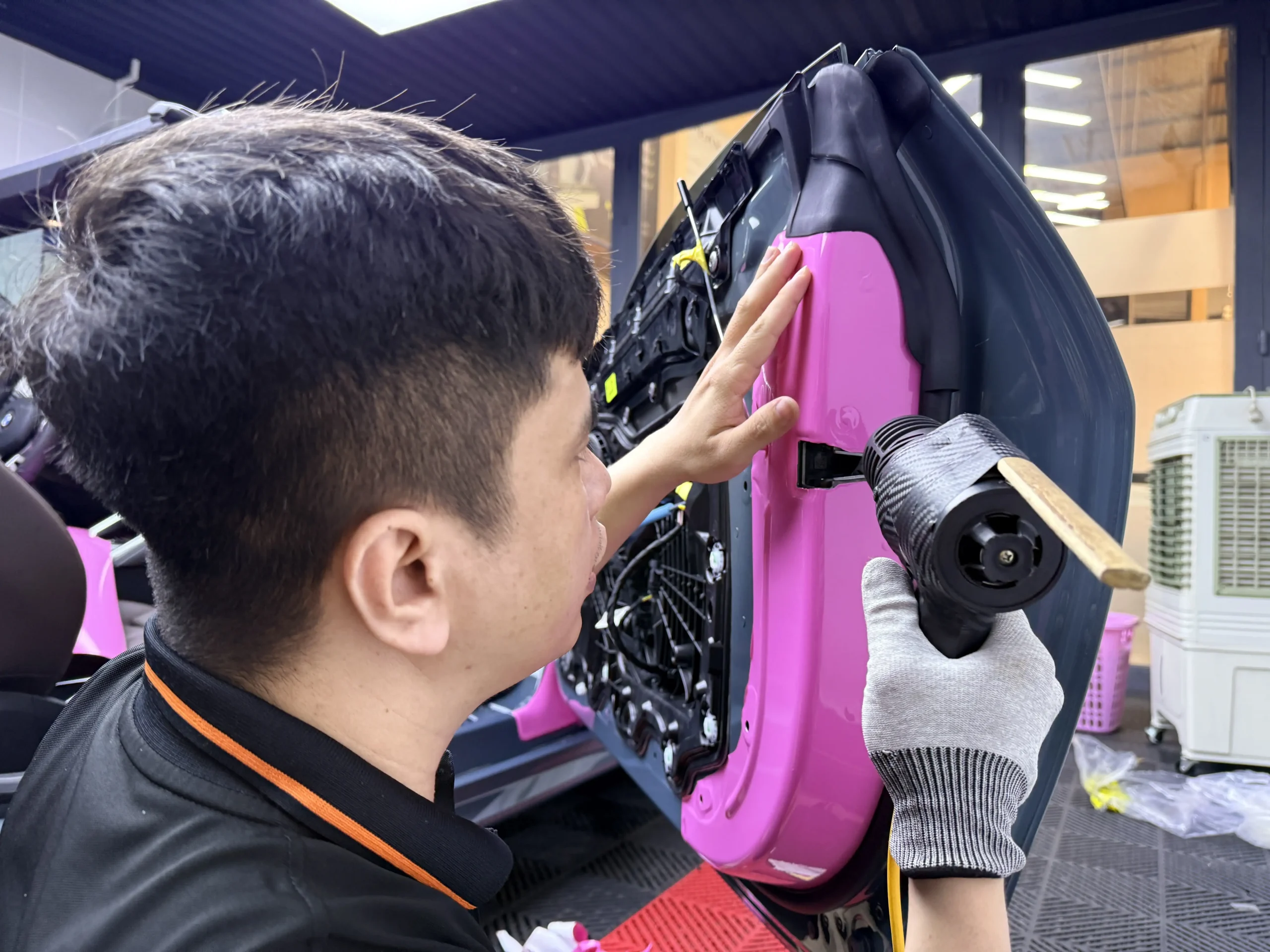 Kỹ thuật viên Autolink dán cửa xe BMW 430i Kỹ thuật viên Autolink dán cửa xe BMW 430i