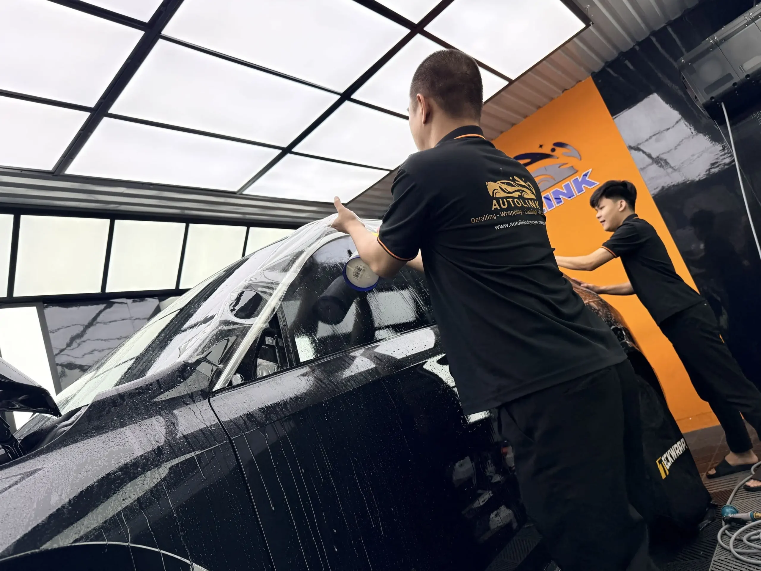 Kỹ thuật viên Autolink thi công dán PPF xe BMW X1 Kỹ thuật viên Autolink thi công dán PPF xe BMW X1