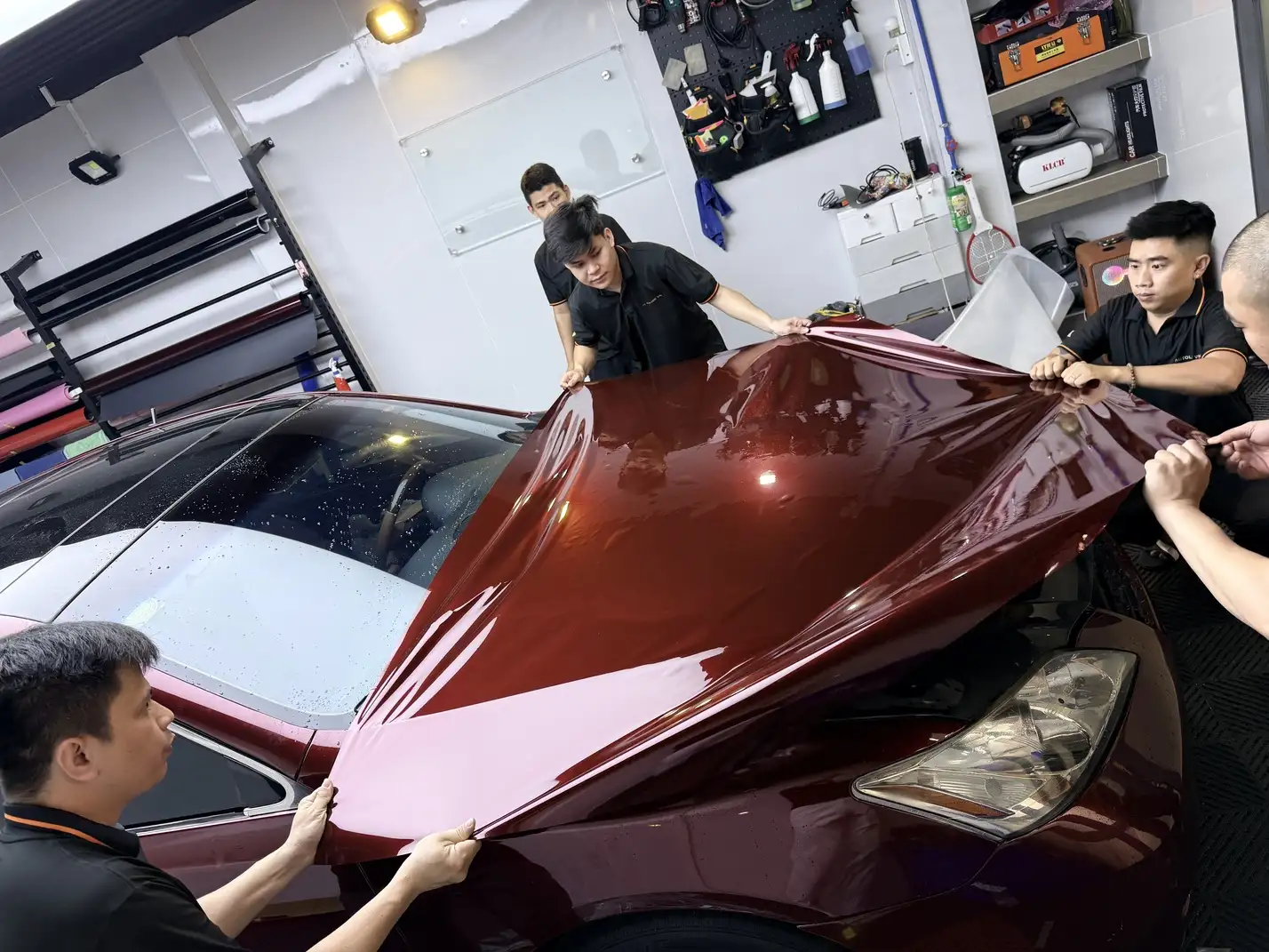 Kỹ thuật viên Autolink thi công dán wrap nắp capo xe Lexus ES Kỹ thuật viên Autolink thi công dán wrap nắp capo xe Lexus ES