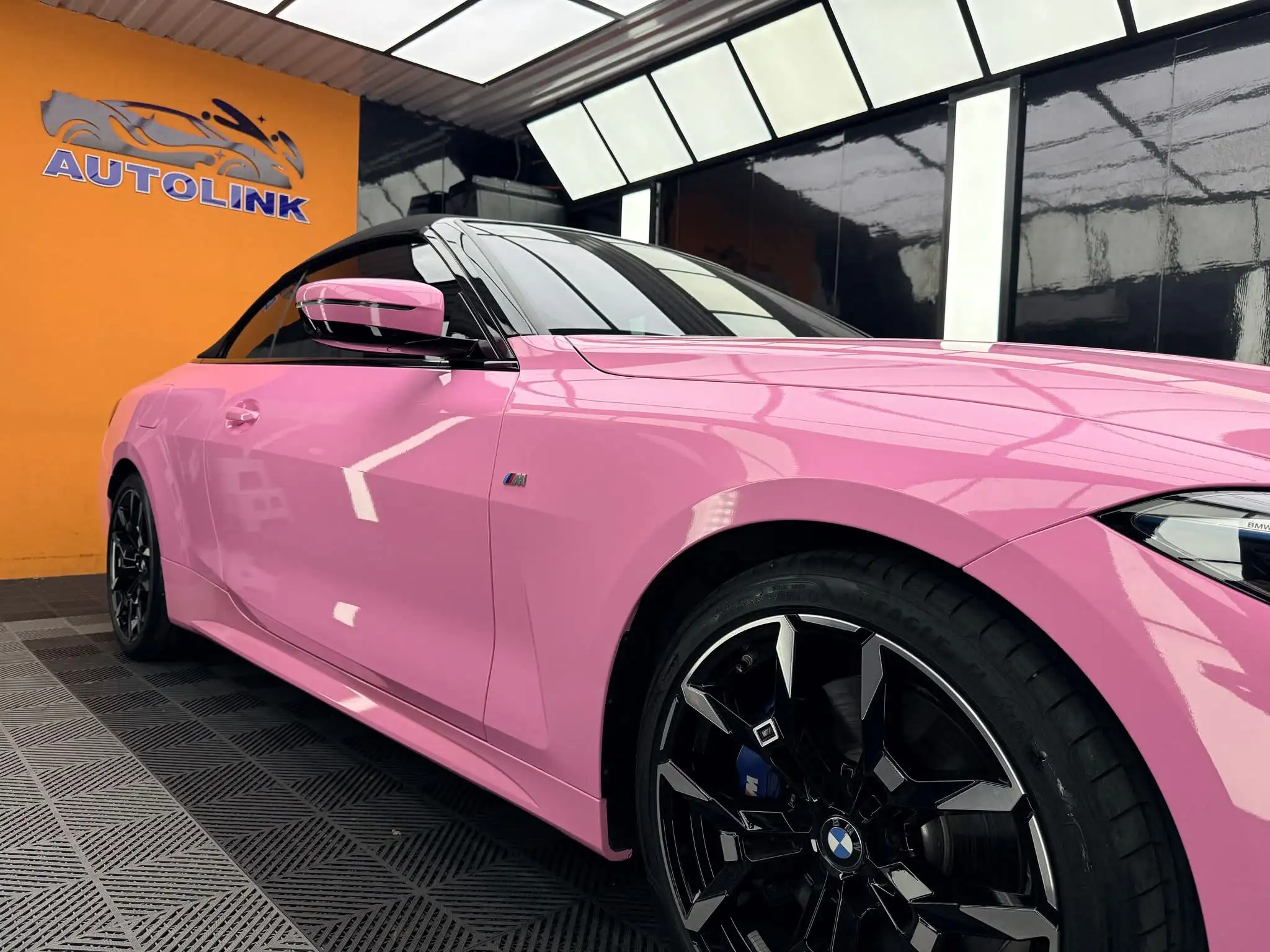 Sườn xe BMW 430i sau khi dán wrap đổi màu hồng Sườn xe BMW 430i sau khi dán wrap đổi màu hồng