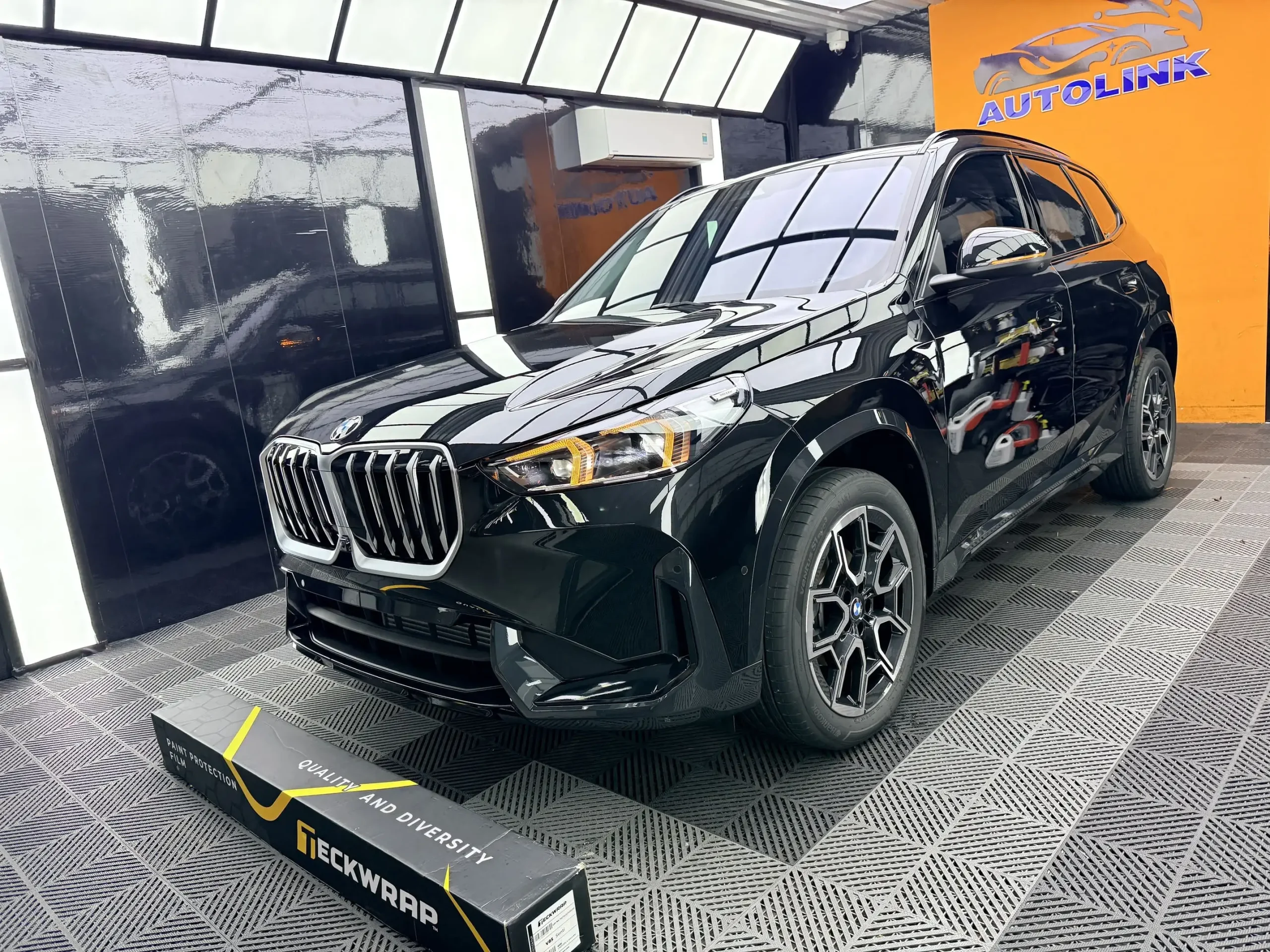 Xe BMW X1 sau khi dán PPF Teckwrap V85 bóng gương Xe BMW X1 sau khi dán PPF Teckwrap V85 bóng gương